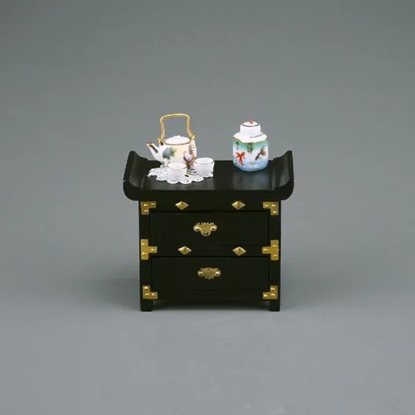 001.837/1 - Japanische Lackkommode "Tea Time", Miniatur im Maßstab 1:12