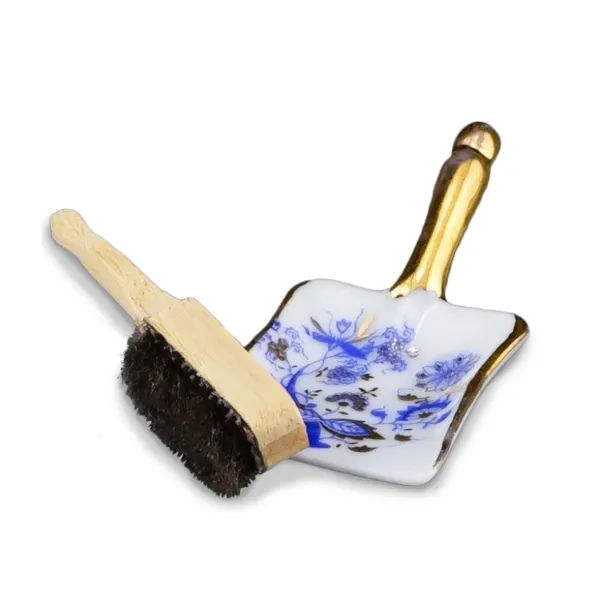001.826/5 - Scoop and Brush, miniature