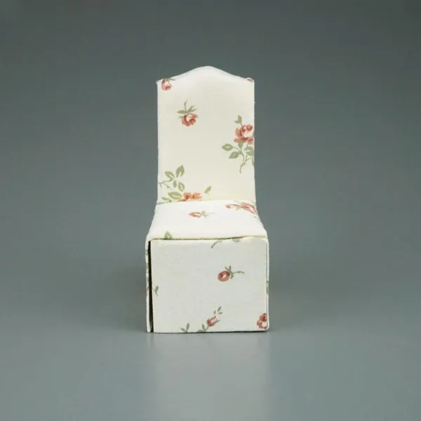 001.834/6 - Chair with cover, large roses